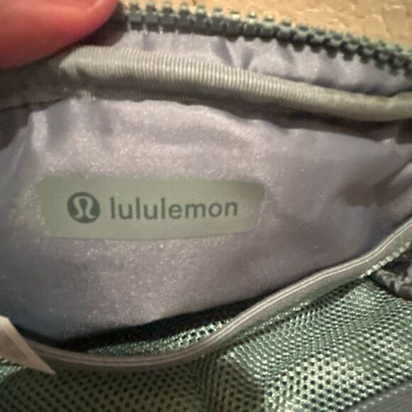 Lululemon Everywhere Belt Bag Knit Mesh Crater Blue Fanny Pack Waist Bag NWT - Picture 6 of 10